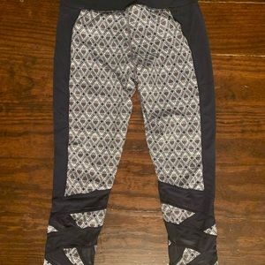 ATHLETA Navy & White Ballet Pattern Capris Sz S